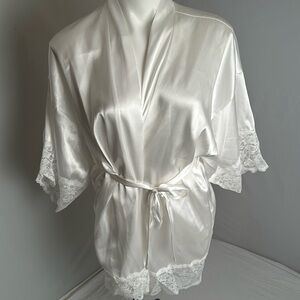 In Bloom white and embroidered light blueThe Bride short lace trimmed robe